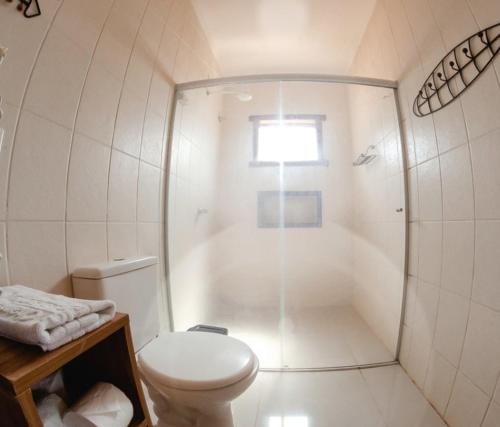 ボニートにあるChamame - Pousada em Bonitoの白いバスルーム(シャワー、トイレ付)