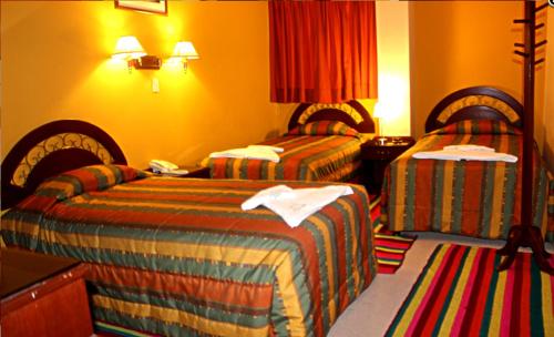 una habitación de hotel con 2 camas en una habitación en Gran Hotel Alturas, en Huaraz