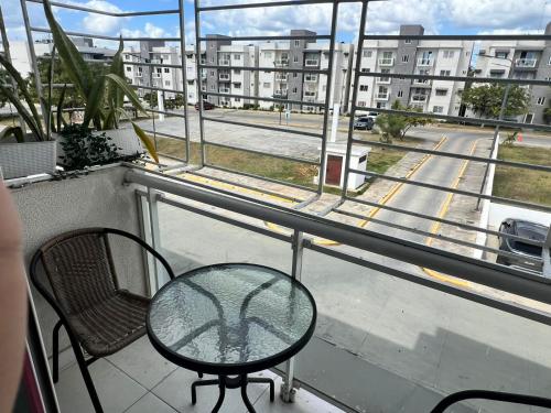 d'une table et de chaises sur un balcon avec vue sur la rue. dans l'établissement Apartment near Airport & beach security 24/7, à La Cana