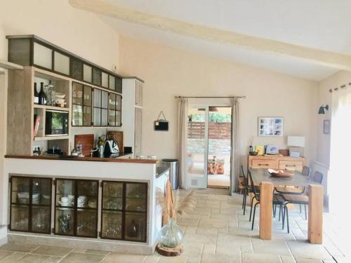 een keuken met een tafel en een eetkamer bij Bergerie du Cap Corse in Macinaggio