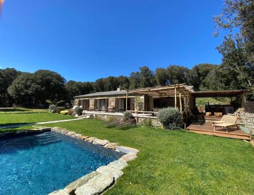une maison avec une piscine dans une cour dans l'établissement Bergerie du Cap Corse, à Macinaggio