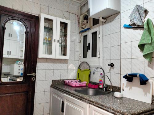 - une cuisine avec un évier et un comptoir dans l'établissement Dokki private home with 2 rooms WiFi Air-conditioning, au Caire