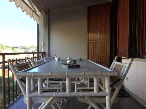 d'une table et de chaises en bois sur un balcon. dans l'établissement La Casa dei Poeti, à Lerici
