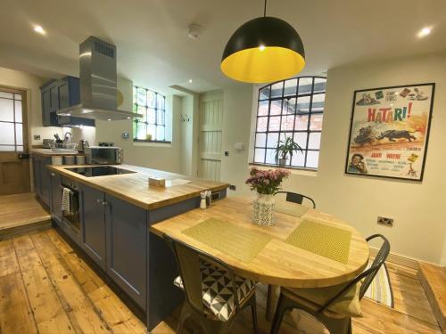 uma cozinha com uma mesa de madeira e uma sala de jantar em Studio 4- 6 Norwich City Centre Apartment em Norwich