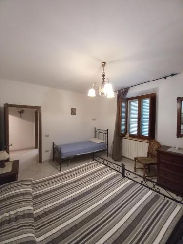 un soggiorno con letto e tappeto di Agriturismo Sant'Adriano a Venturina Terme