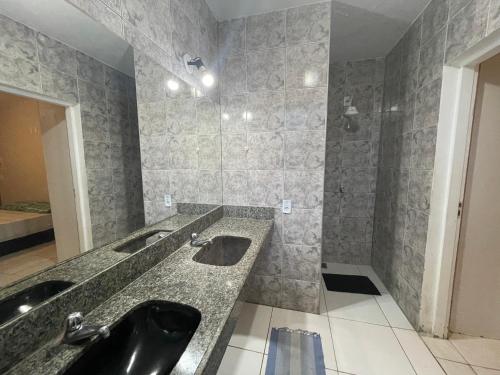 - Baño con lavabo negro y 2 lavabos en Salve Maloca Hostel, en Fortaleza