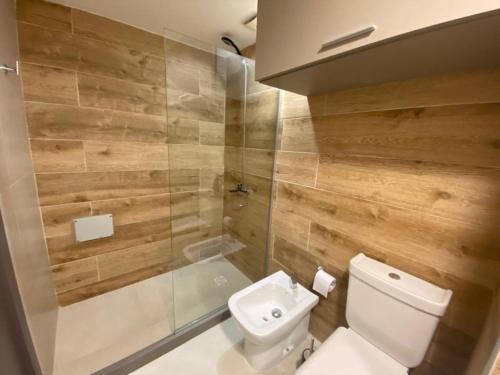 uma casa de banho com um WC branco e um chuveiro em Excelente apto 1 dorm completo em Montevidéu
