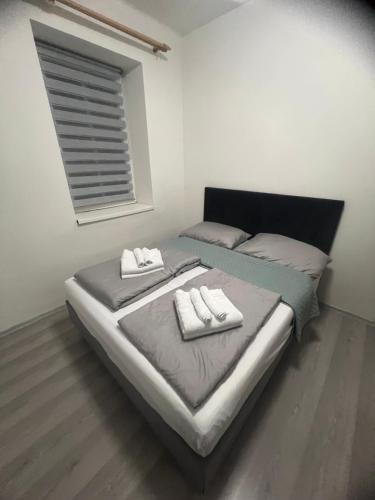 sypialnia z 2 łóżkami i ręcznikami w obiekcie Apartman Orlí hnízdo w mieście Liberec