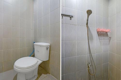 ein Bad mit einem WC und einer Dusche in der Unterkunft Super OYO 92437 Wahidin Guesthouse in Pekalongan