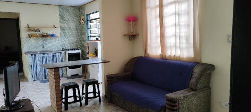 Casa Da Rua Da Pedra في ساو جوزيه دوس كامبوس: غرفة معيشة مع أريكة وطاولة