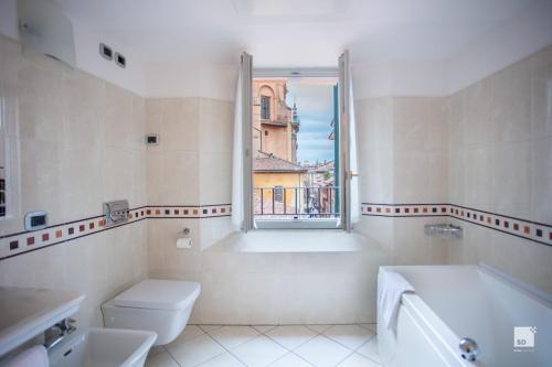Ένα μπάνιο στο Urbanicooh Asinelli - Balcony on Piazza Maggiore
