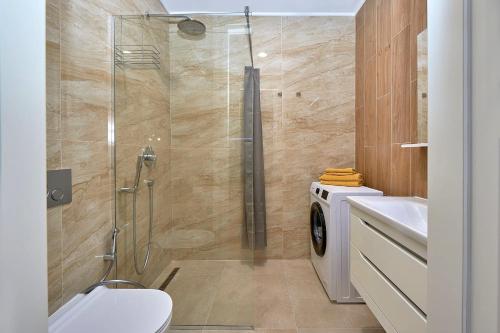 uma casa de banho com um chuveiro, um WC e um lavatório. em The Dream Getaway SkyLine by DeVasco em Bečići