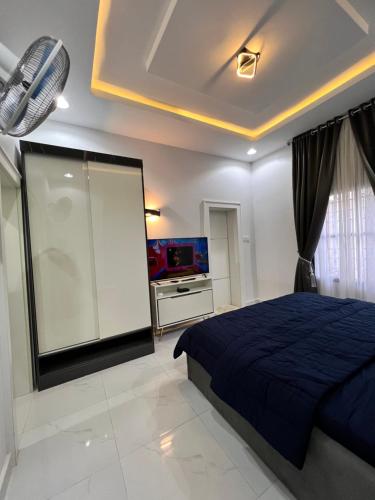 GwarinpaにあるChess Studio Apartmentsのベッドルーム(青いベッド1台、テレビ付)