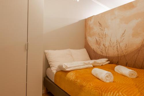 ein Bett mit zwei Kissen darüber in der Unterkunft Chill Apartments Central Station Katowice in Kattowitz