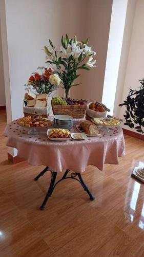 stół z jedzeniem w obiekcie Casa Ymelda w mieście Desaguadero