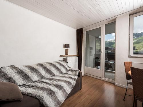 - un salon avec un lit et une grande fenêtre dans l'établissement Studio Tignes, 1 pièce, 4 personnes - FR-1-502-422, à Tignes