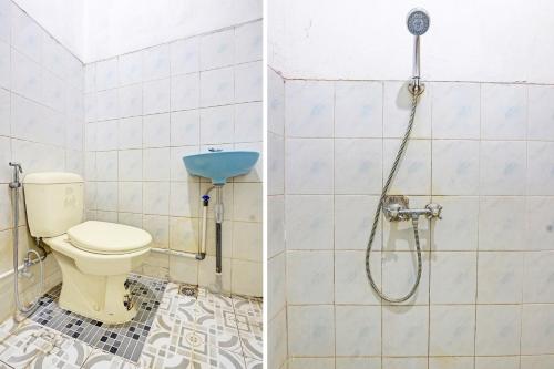 een badkamer met een toilet en een douche bij OYO 92761 Hotel Sendang Asri in Wonogiri