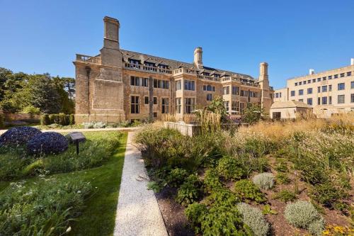 ein großes Gebäude mit einem Garten davor in der Unterkunft Rhodes House, Oxford in Oxford