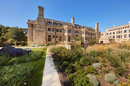 um grande edifício com um jardim em frente em Rhodes House, Oxford em Oxford