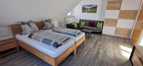 une chambre avec un lit et un canapé dans l'établissement BodenSEE Apartment Tettnang HOPFENTRAUM, à Tettnang