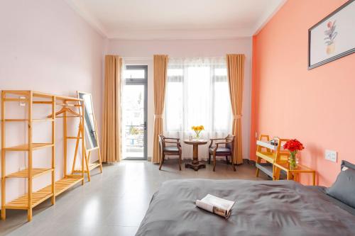 Postel nebo postele na pokoji v ubytování Kim Little Hotel Dalat