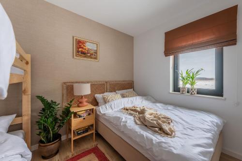 a bedroom with a bed and a window at SZUMI ROSA in Majdan