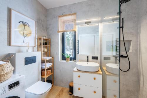 een badkamer met 2 wastafels en een douche bij SZUMI ROSA 