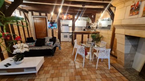 un salon avec un canapé, une table et des chaises dans l'établissement HYPER HYPER CENTRE MAISON ENTIERE DE 150 m2 QUARTIER HISTORIQUE DE TOURS à 25 metres DE LA CELEBRE PLACE PLUMEREAU pour 2 à 7 Personnes, à Tours