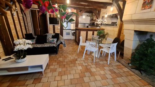 HYPER HYPER CENTRE MAISON ENTIERE DE 150 m2 QUARTIER HISTORIQUE DE TOURS à 25 metres DE LA CELEBRE PLACE PLUMEREAU pour 2 à 7 Personnes