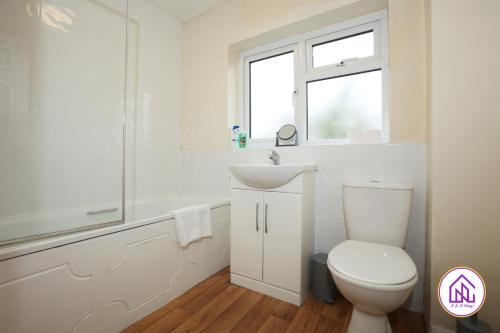 een witte badkamer met een toilet en een wastafel bij Blagdon Park, Stylish house in Bath, Free parking in Bath