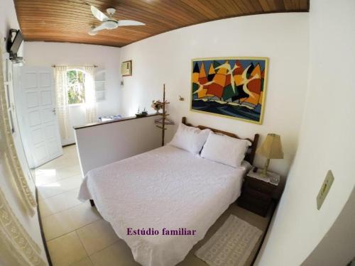 a bedroom with a bed and a painting on the wall at Casa e kitnet Morada Aguiar - casa in Abraão