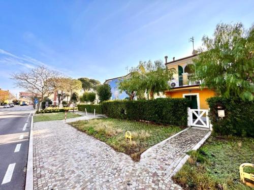 eine Straße mit einem gelben Haus und einer Straße in der Unterkunft Sole Trilo - a 100 m dal mare e dal centro di Marcelli in Marcelli