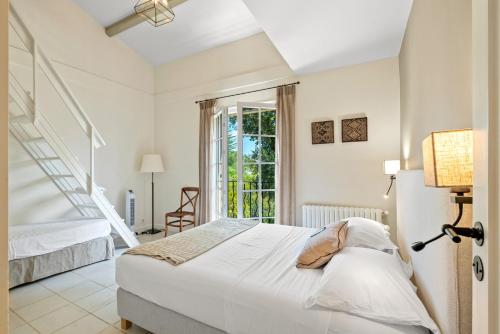 1 dormitorio blanco con 1 cama y escalera en Villa Quercia, en Fréjus