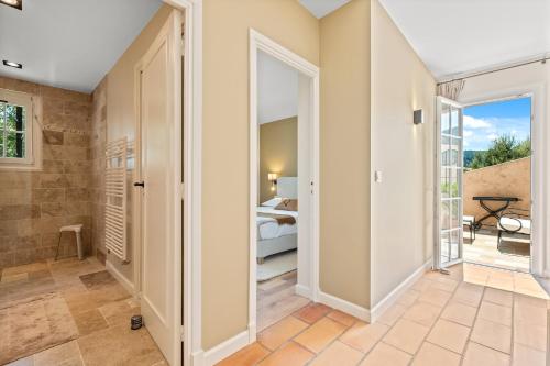 Un pasillo abierto con un dormitorio y una puerta a un balcón en Villa Quercia, en Fréjus