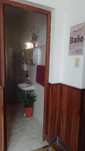 y baño con lavamanos y lavamanos. en Espacio Cultural Nuevo Micelio en Paraná