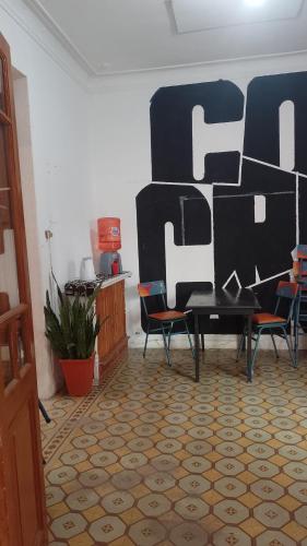 a room with chairs and a table with the wordeat at Espacio Cultural Nuevo Micelio in Paraná