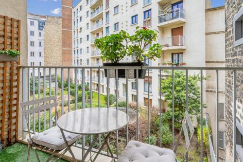 balkon ze stołem i rośliną w obiekcie Spacious apartment with balcony in Paris - Welkeys w Paryżu