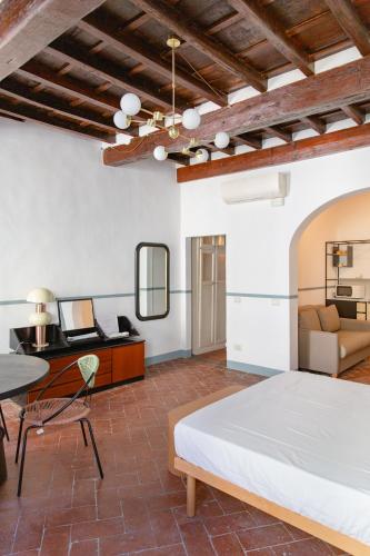 Stunning & Sunny Studio near Piazza Santo Spirito