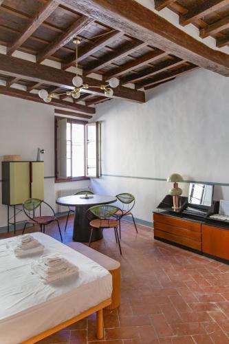 Stunning & Sunny Studio near Piazza Santo Spirito