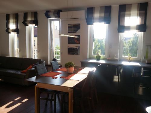 a living room with a table and a couch at Apartament Słupsk in Słupsk