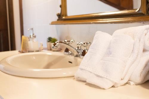 a bathroom sink with towels and a mirror at La Celeste Galeria in Mantova