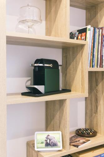 a book shelf with a printer on it at Autour du Monde #Netflix #Centre historique #Calme in Joigny