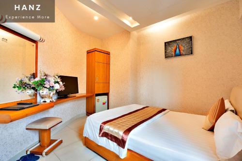 Pokój hotelowy z łóżkiem i biurkiem w obiekcie HANZ Happy 2 Hotel w Ho Chi Minh