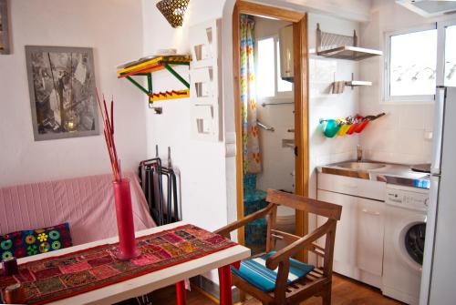 una pequeña cocina con mesa y comedor en Las Golondrinas de la Alhambra, en Granada