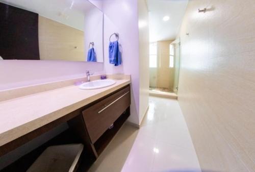 a bathroom with a sink and a mirror at Apartmento Edificio Porto Vento in Cartagena de Indias