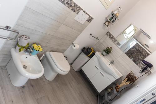 an overhead view of a bathroom with a toilet and a sink at Villa Lory in Agrigento