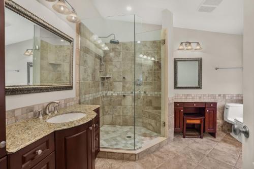 y baño con ducha y lavamanos. en Private 4-bedroom steps to lake, en Burlington
