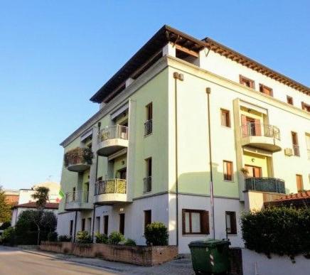 un gran edificio blanco con balcones en una calle en Mi casa es tu casa, en Pordenone