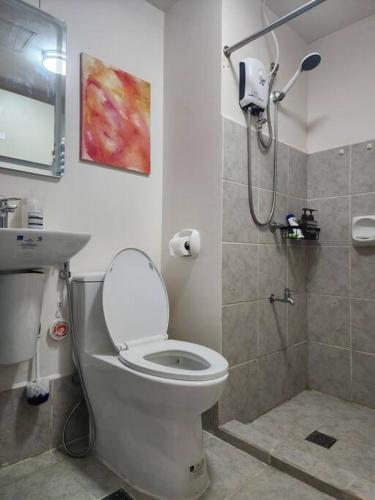 Un baño de Condo for a family or a group in Bacolod City.
