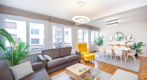 Posedenie v ubytovaní Tour Eiffel & Champs Elysees - 2 BR gorgeous & bright 75m2 - free weekly housekeeping - for business and working purposes only